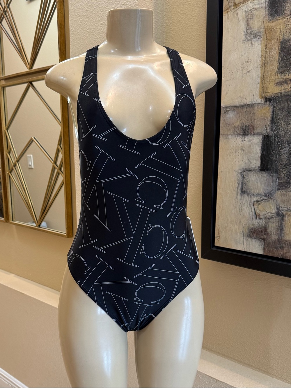 Calvin Klein Women's Standard Cross Back One Piece Swimsuit with Removable Cups.
